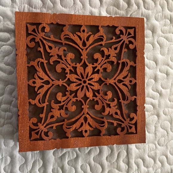 SCROLLWORK WOOD HINGED BOX WITH FLOWER CUT OUT PATTERN - Picture 2 of 7